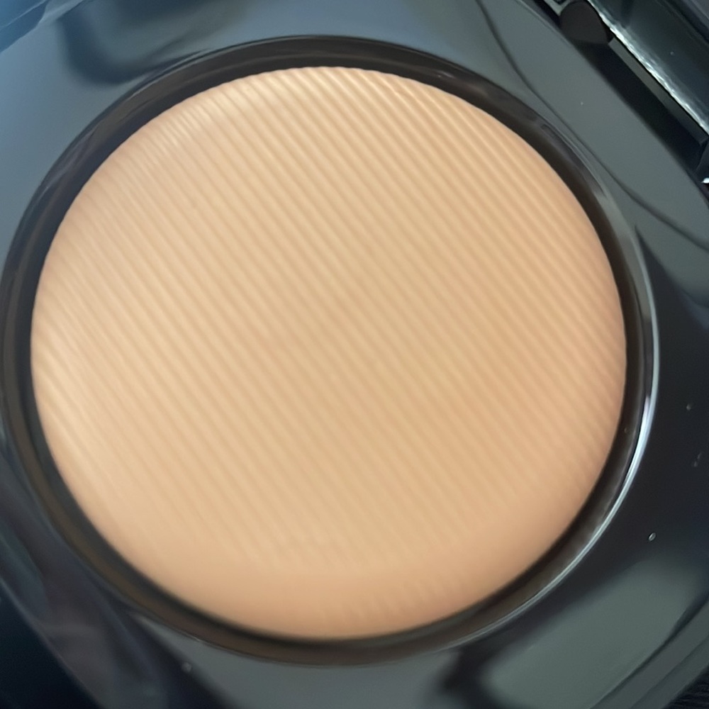 Marc Jacobs 450 Fawn Perfection Powder Featherweight Foundation - Picture 4 of 4